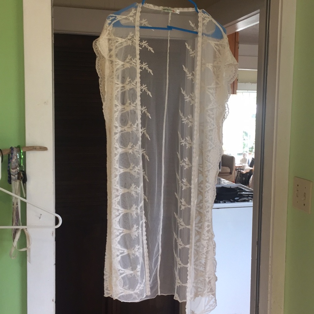 Suuuuper cute lacey cover-up short sleeve duster!